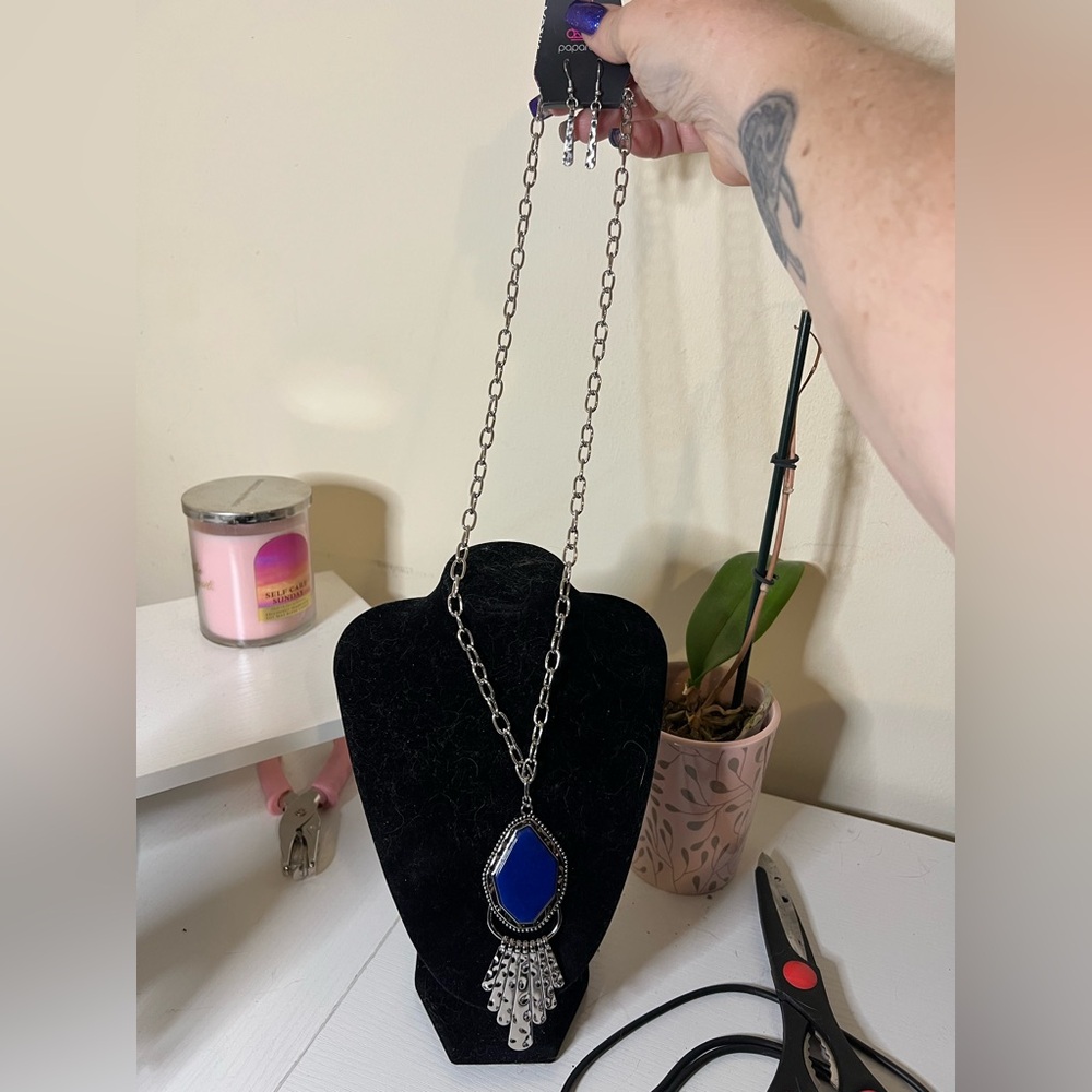 paparazzi Royal Blue Teardrop Pendant Necklace with Silver Fringe